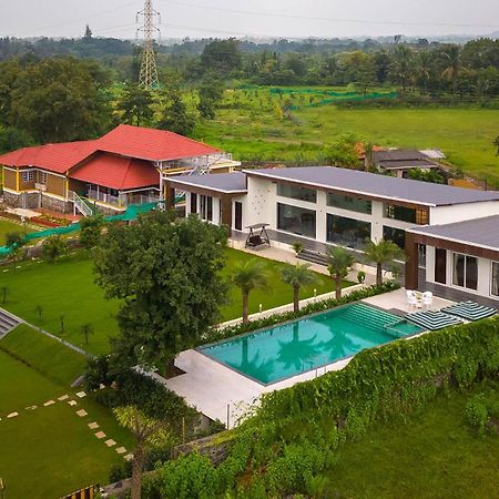 Natures Odyssey By Stayvista - Amidst Lush Greenery With Outdoor Pool And Indoor Activities Chinchavli المظهر الخارجي الصورة